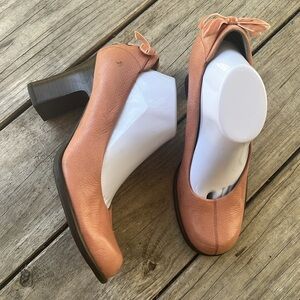 Indigo by Clarks Bow Heel Pumps Size 10 Peach Leather Retro Mod Style
